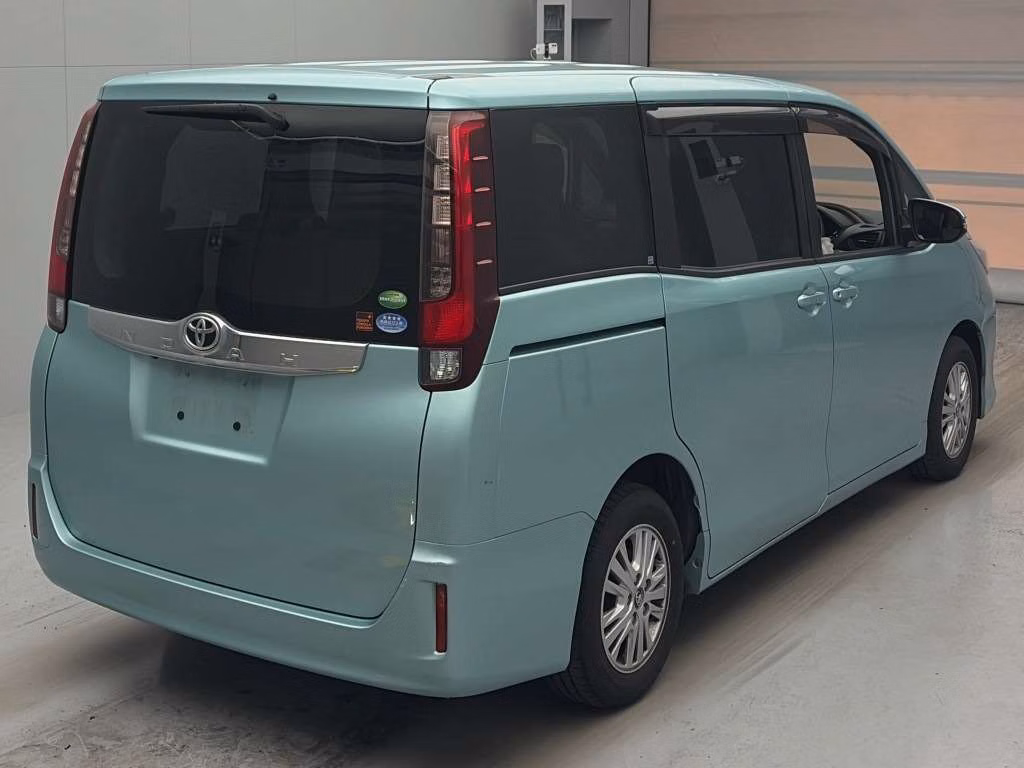 TOYOTA NOAH