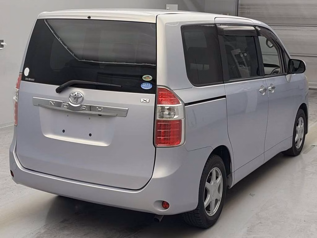 TOYOTA NOAH
