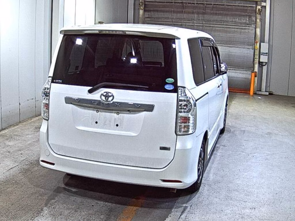 TOYOTA VOXY