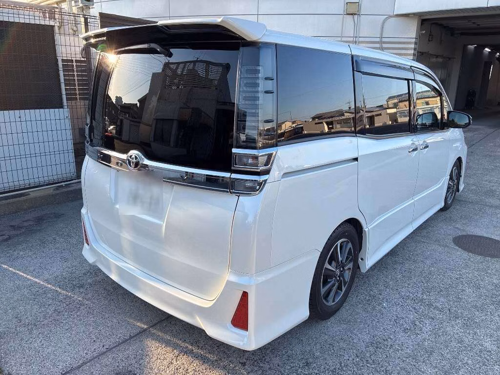 TOYOTA VOXY