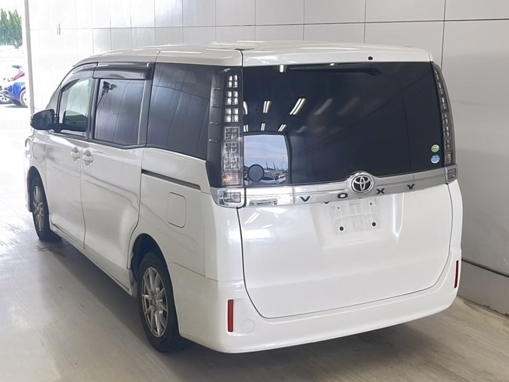 TOYOTA VOXY