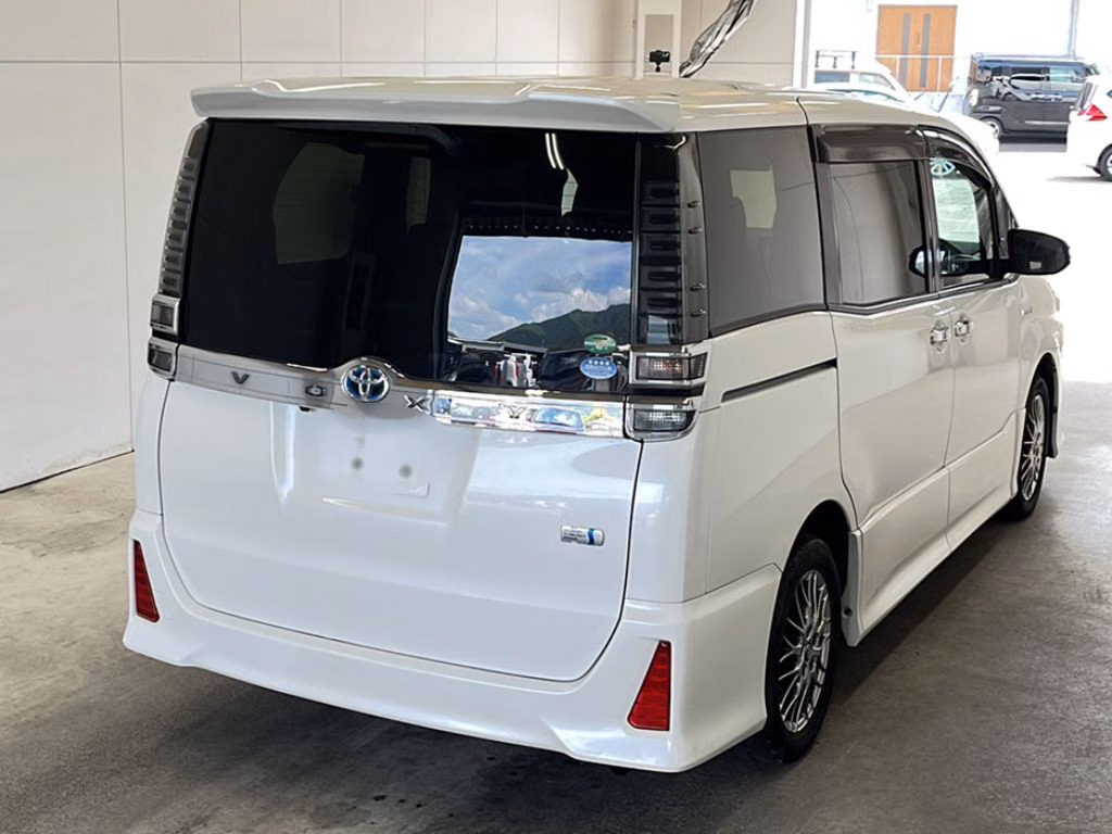 TOYOTA VOXY