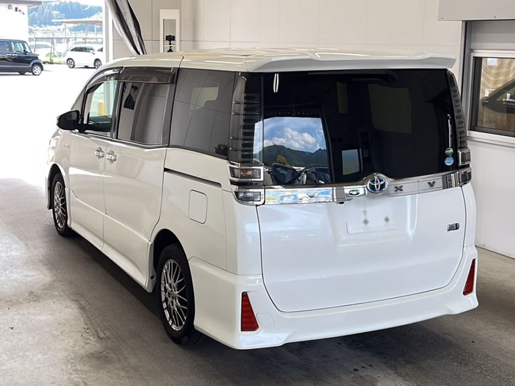 TOYOTA VOXY