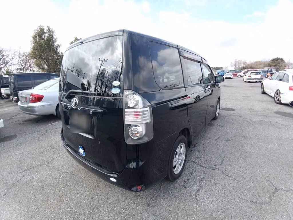 TOYOTA VOXY