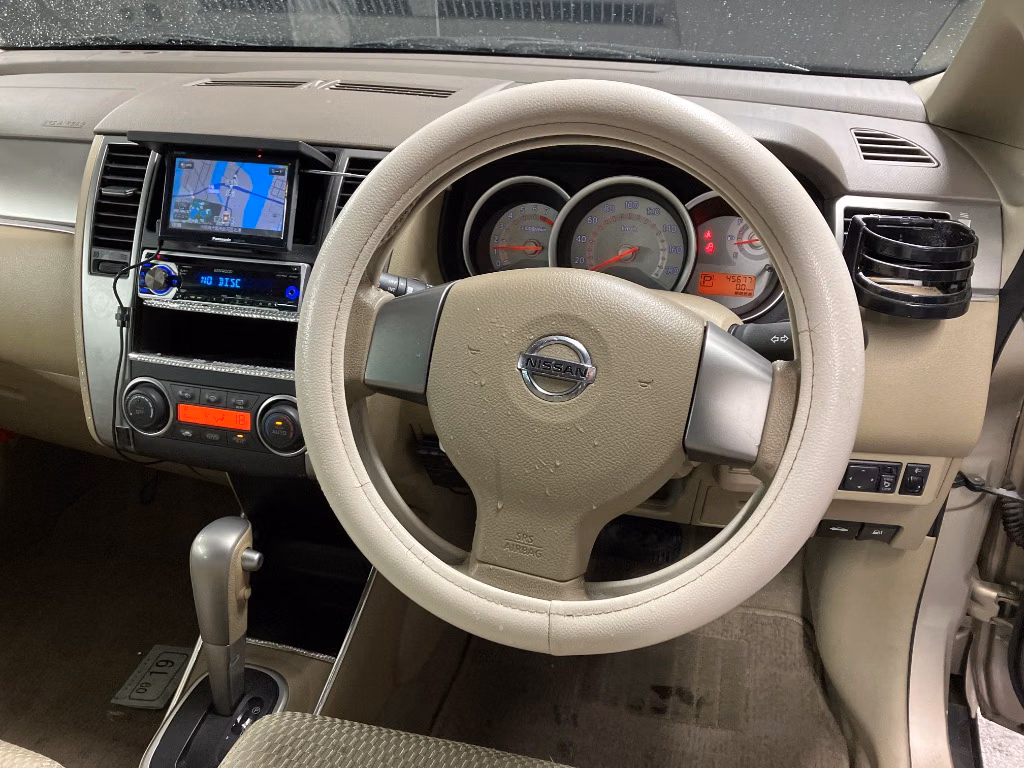 NISSAN TIIDA