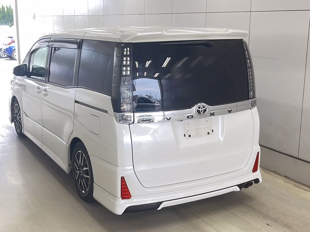 TOYOTA VOXY