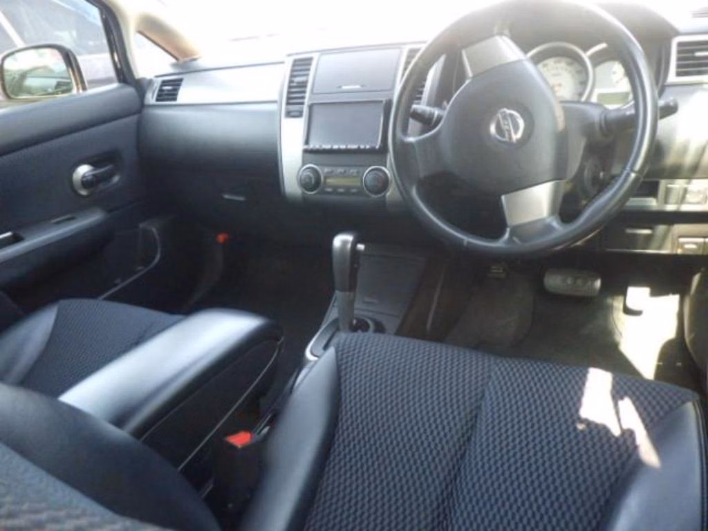 NISSAN TIIDA