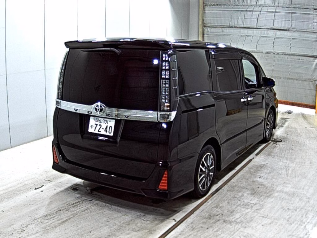 TOYOTA VOXY