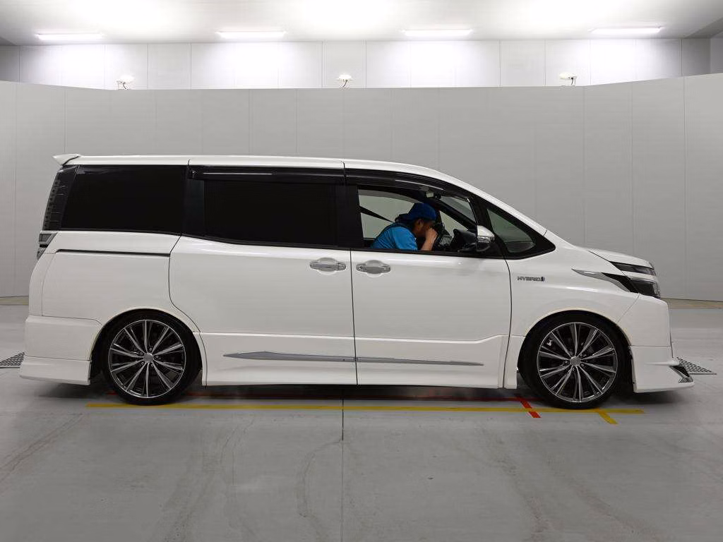 TOYOTA VOXY