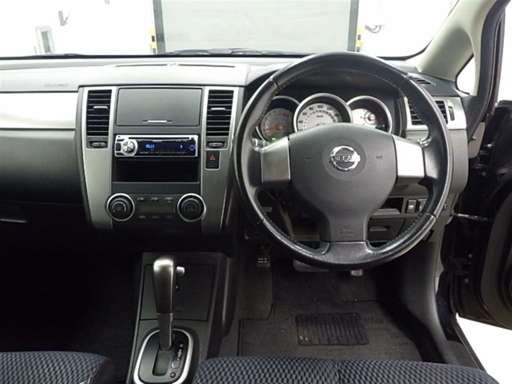 NISSAN TIIDA