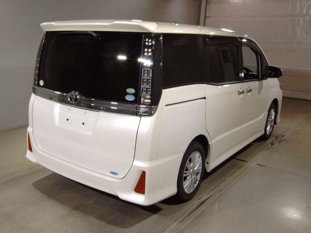 TOYOTA VOXY