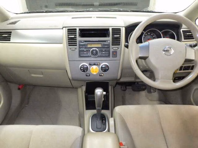 NISSAN TIIDA