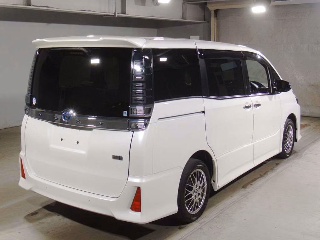 TOYOTA VOXY
