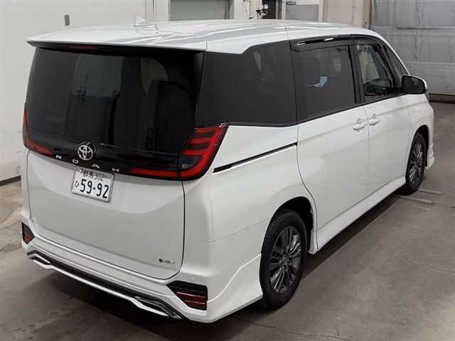 TOYOTA NOAH