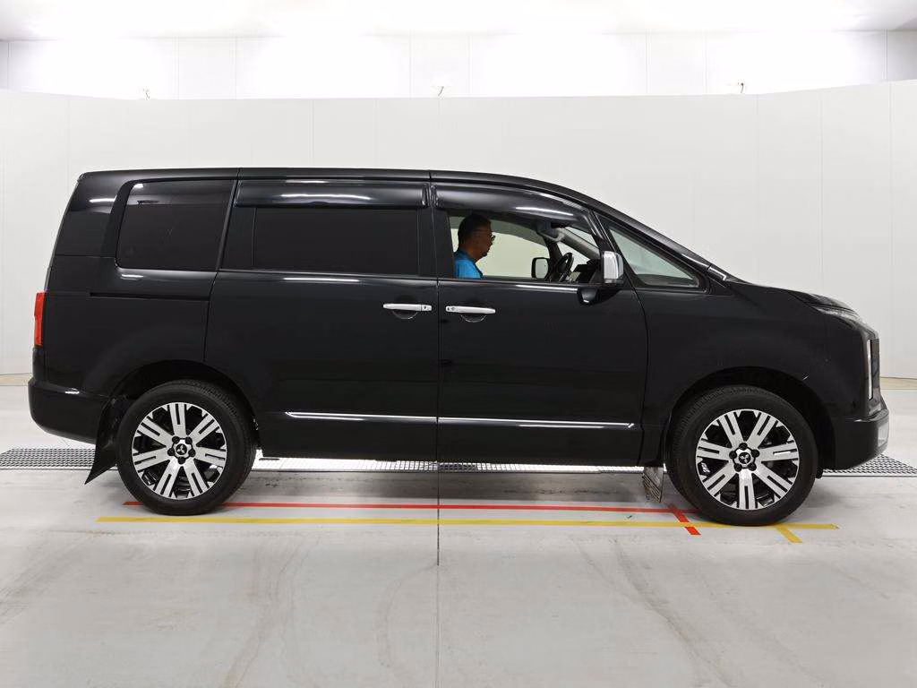 MITSUBISHI DELICA D:5