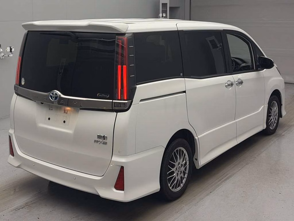 TOYOTA NOAH