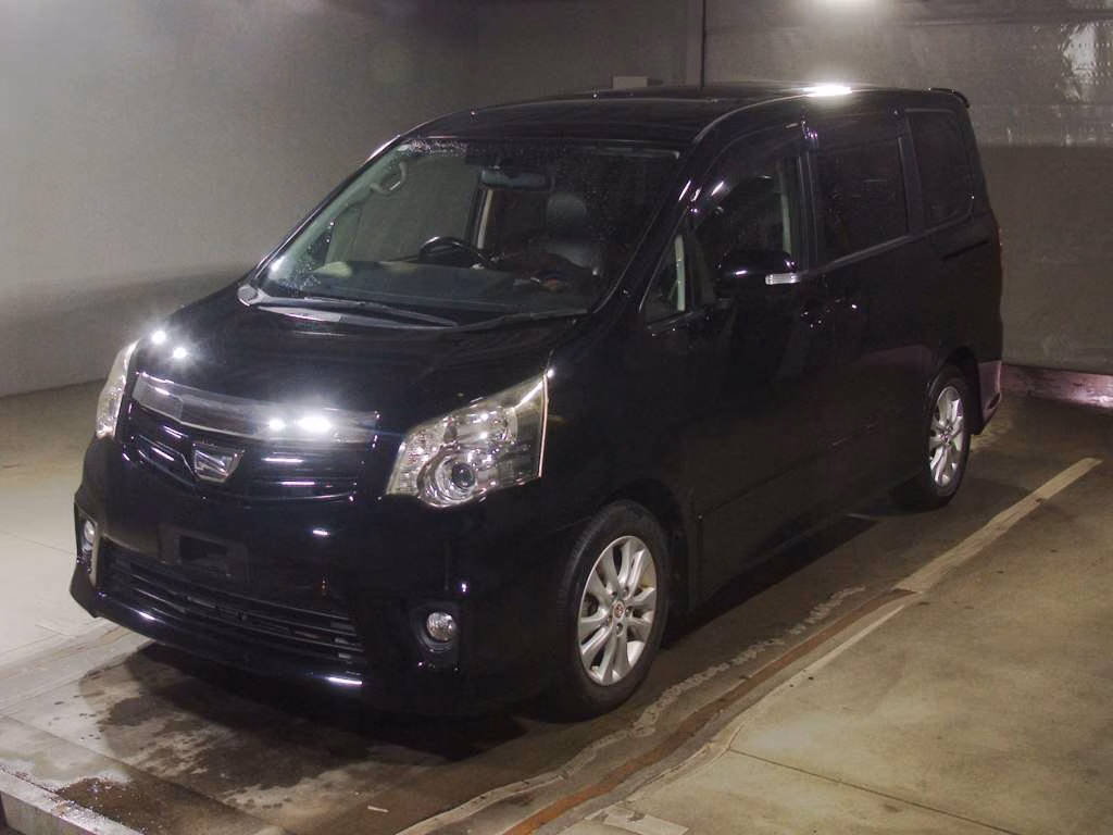 TOYOTA NOAH