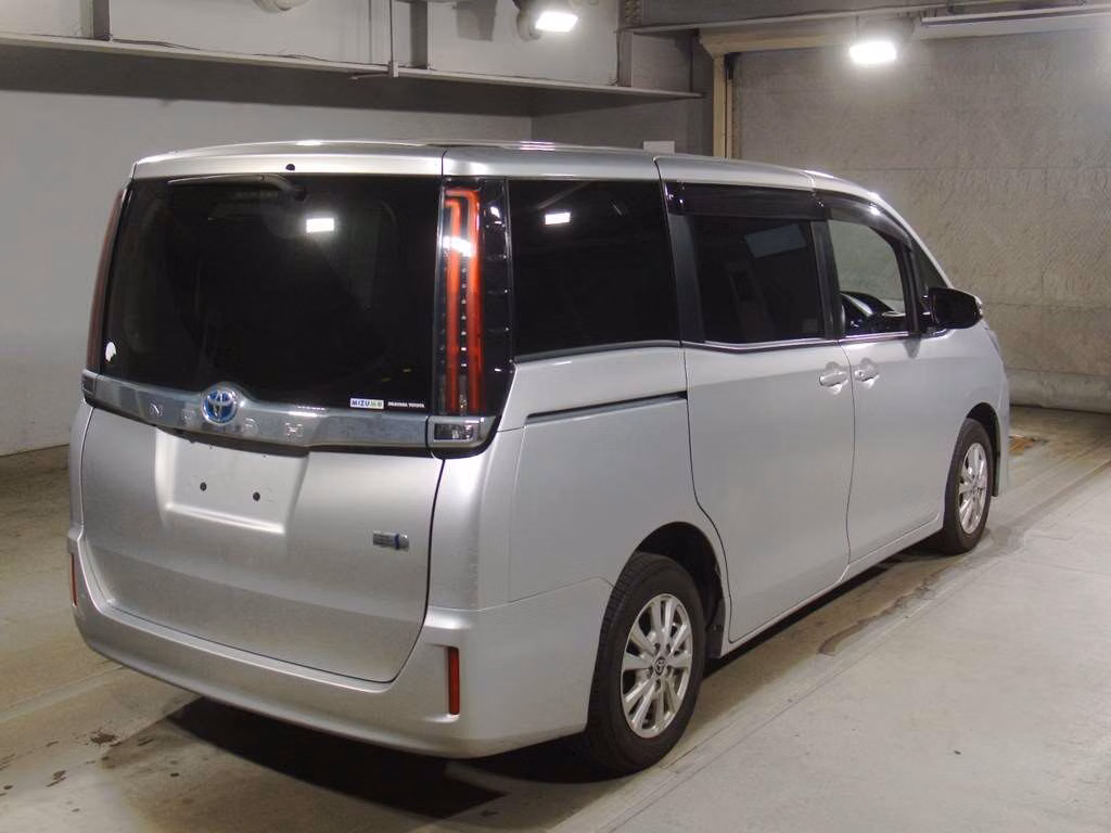TOYOTA NOAH