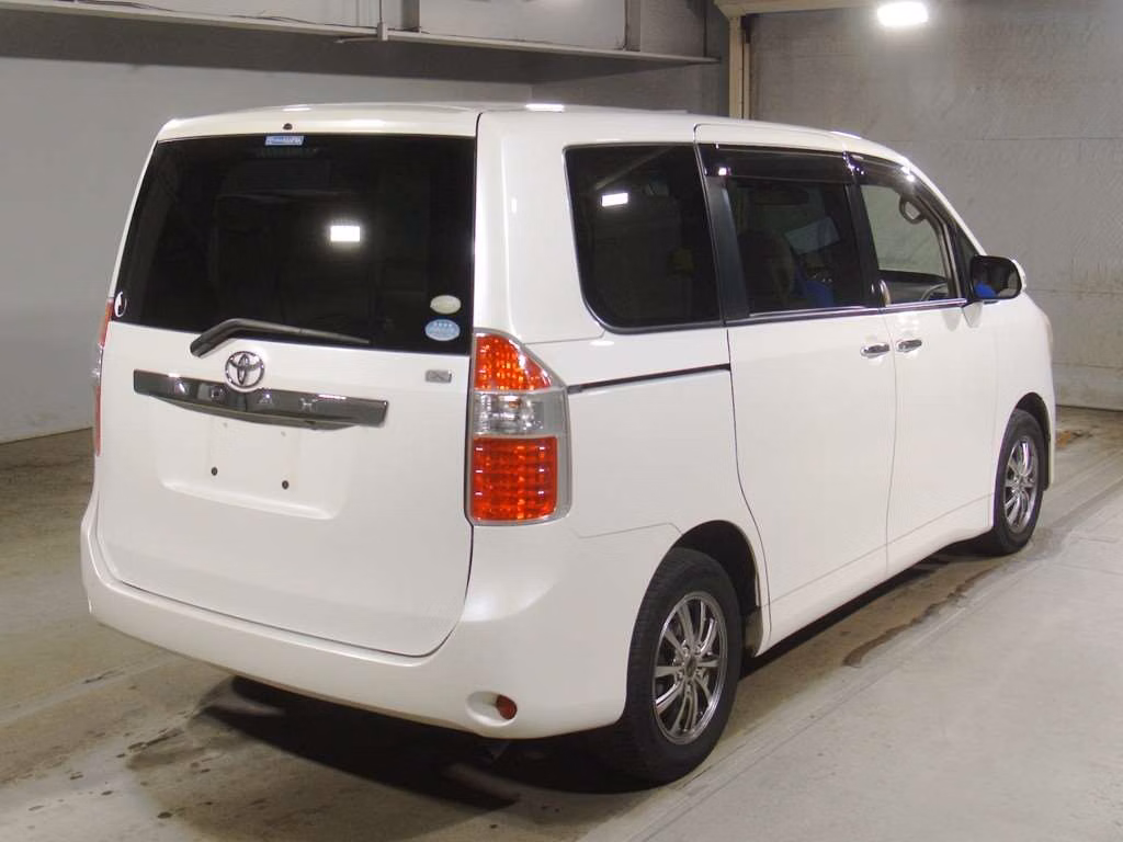TOYOTA NOAH