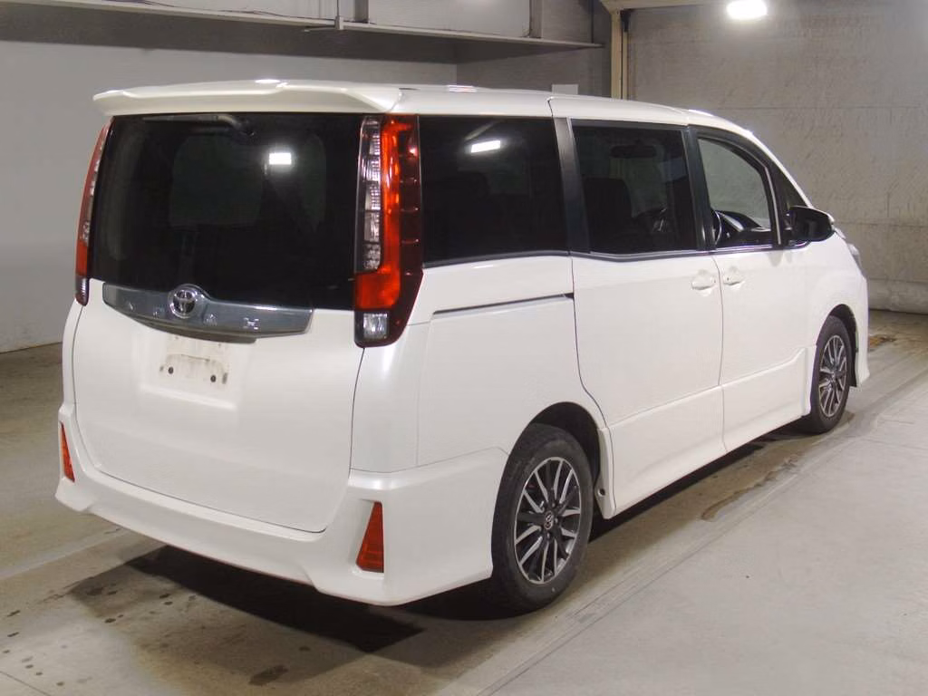 TOYOTA NOAH