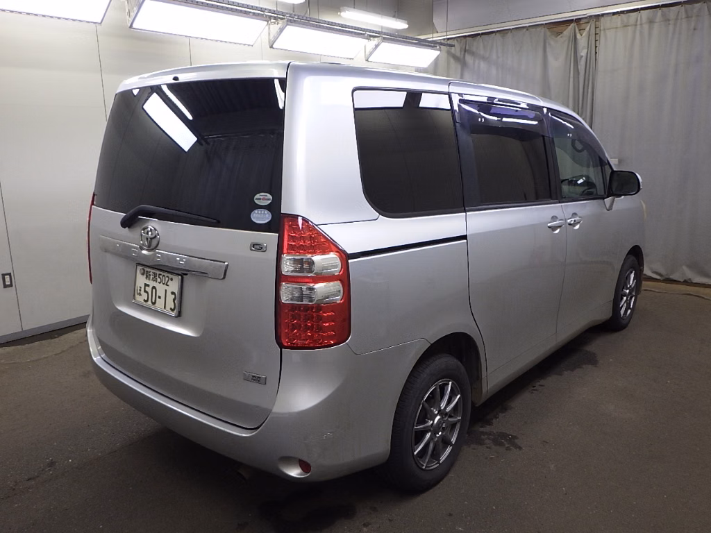 TOYOTA NOAH