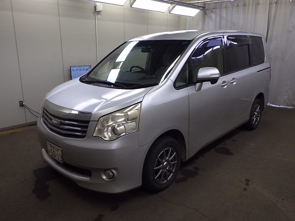 TOYOTA NOAH