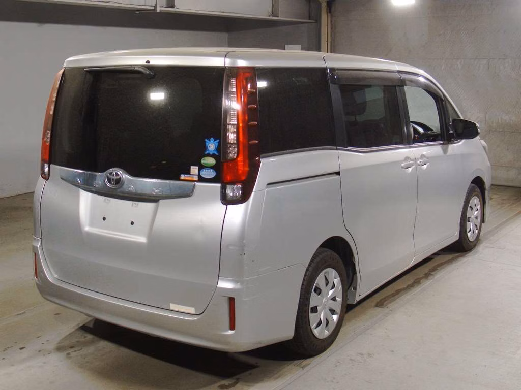 TOYOTA NOAH