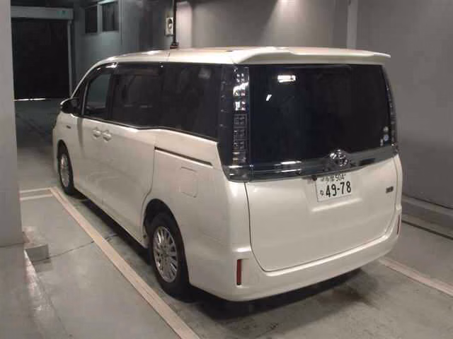TOYOTA VOXY