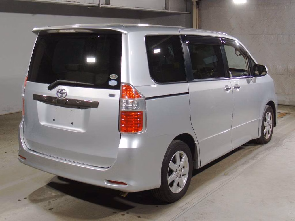TOYOTA NOAH