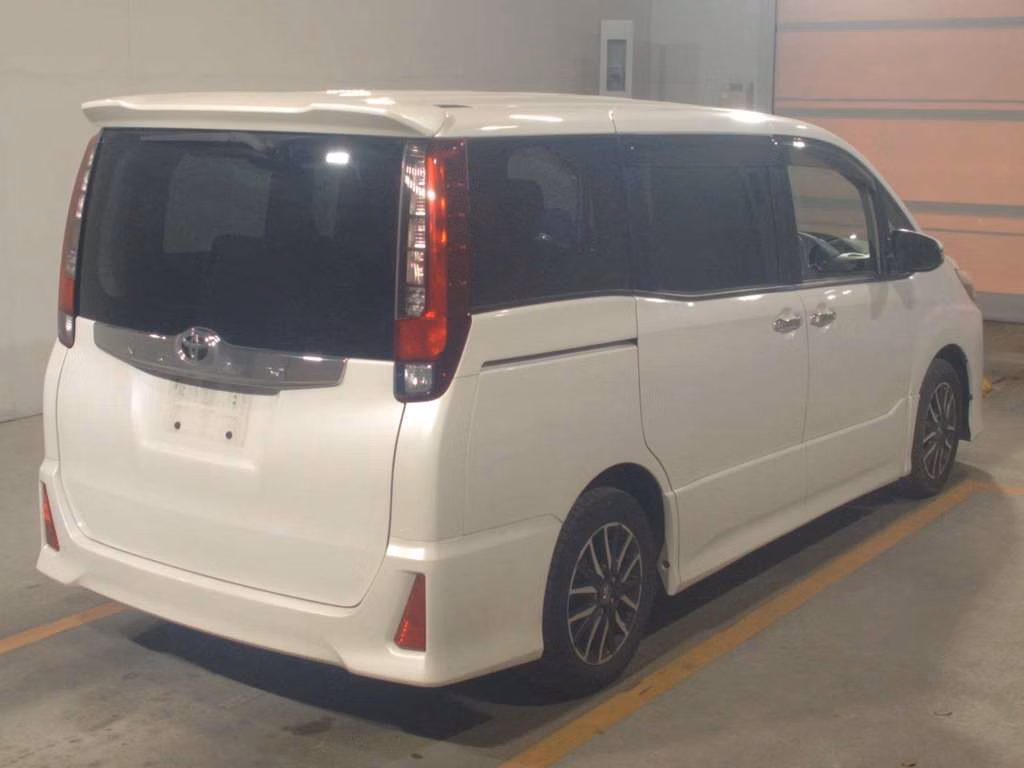 TOYOTA NOAH
