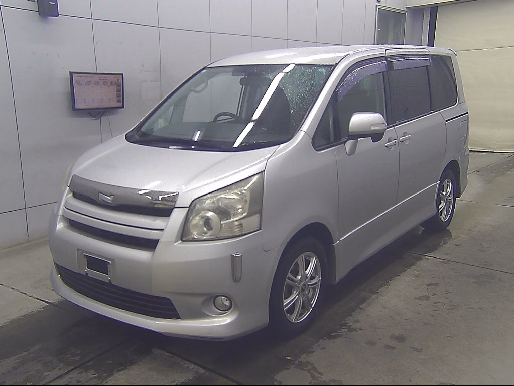 TOYOTA NOAH