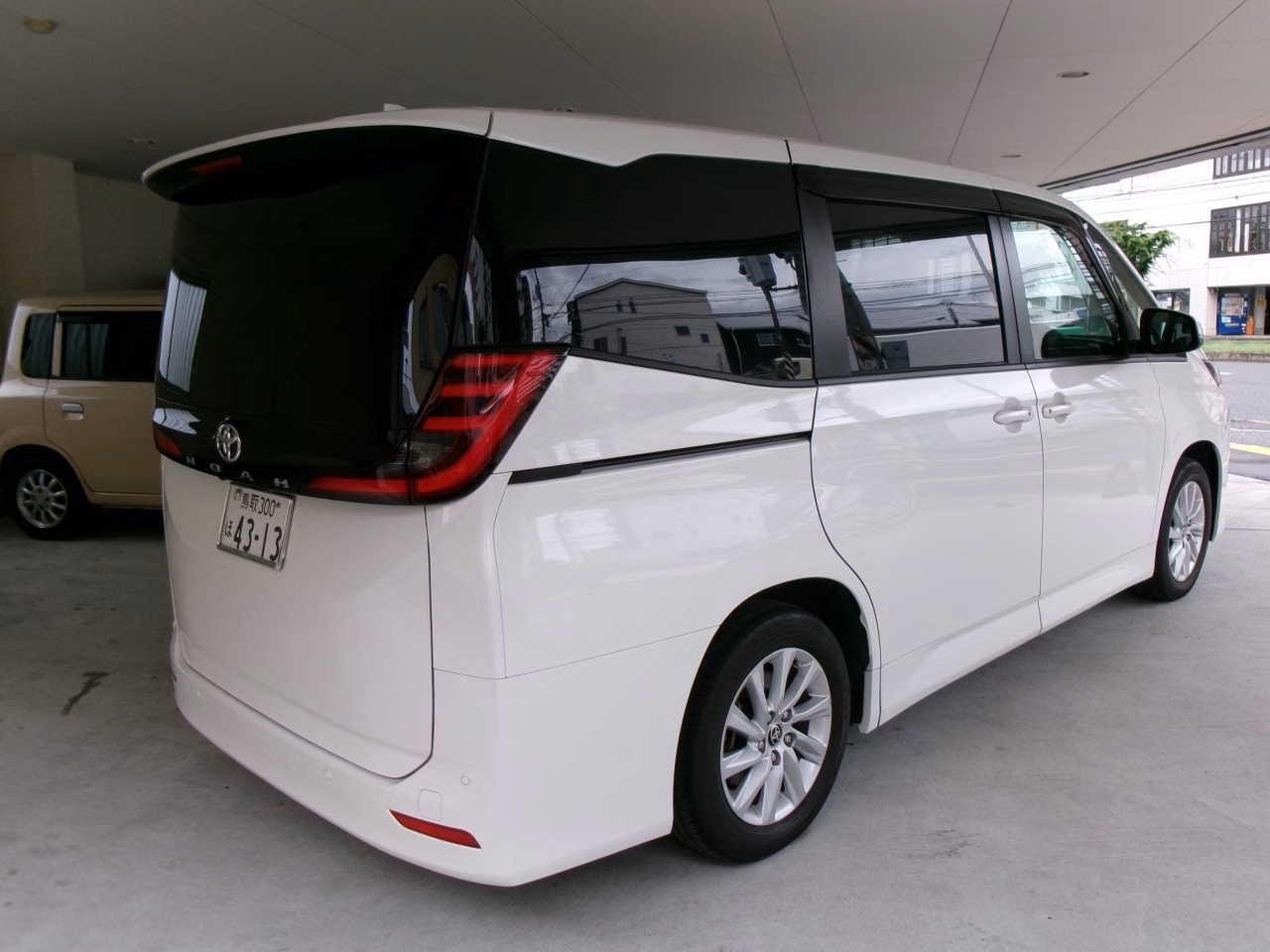 TOYOTA NOAH