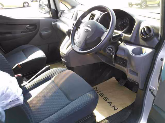 NISSAN NV200