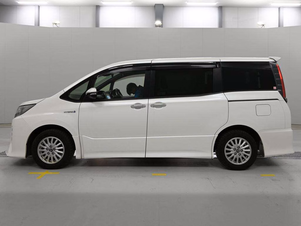 TOYOTA NOAH