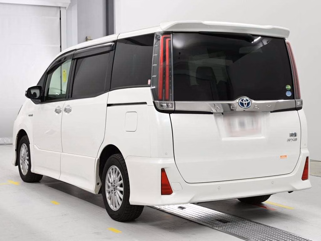 TOYOTA NOAH
