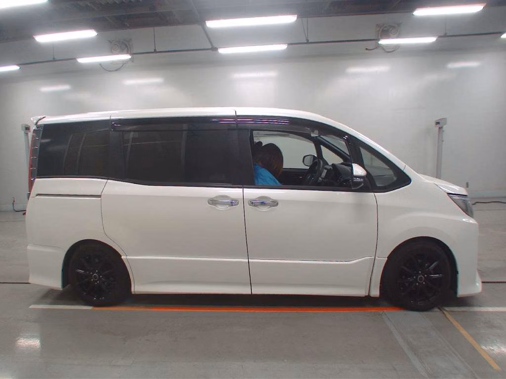 TOYOTA NOAH