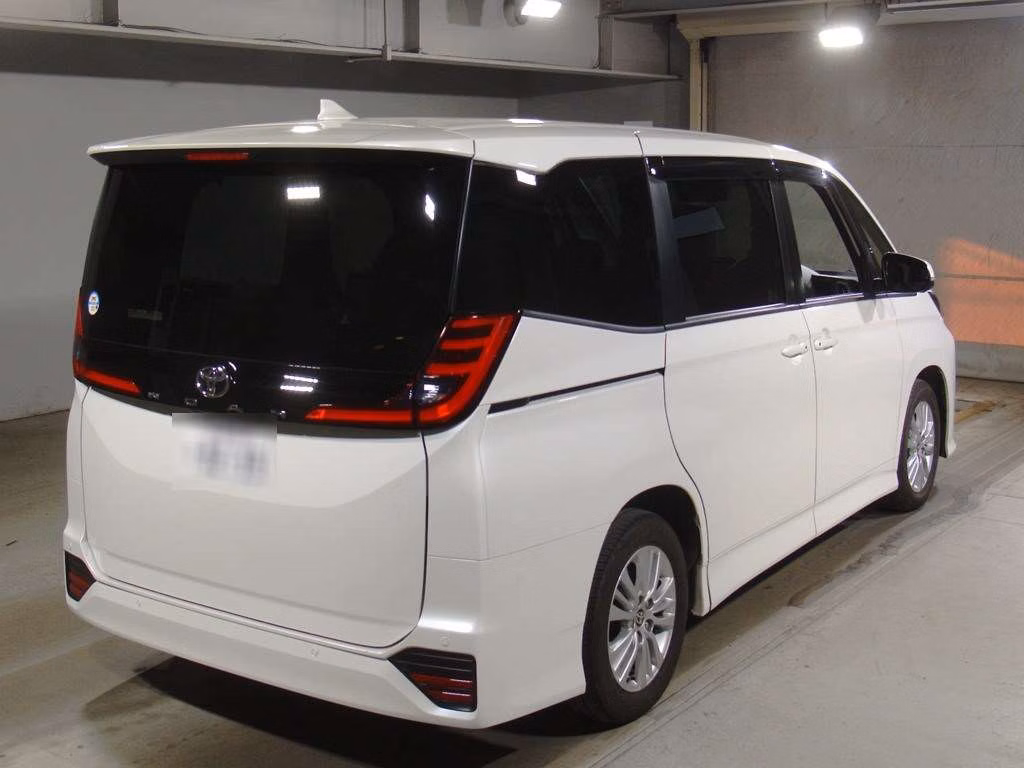 TOYOTA NOAH