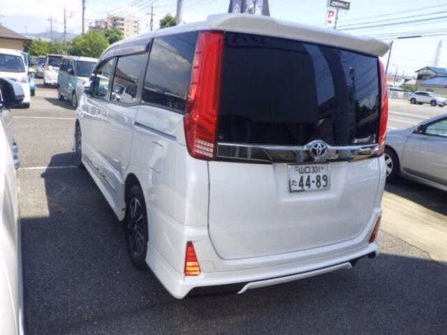 TOYOTA NOAH