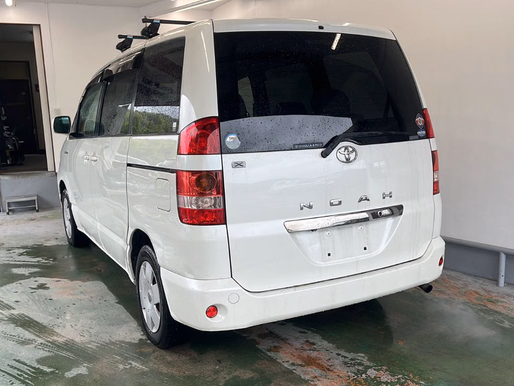 TOYOTA NOAH
