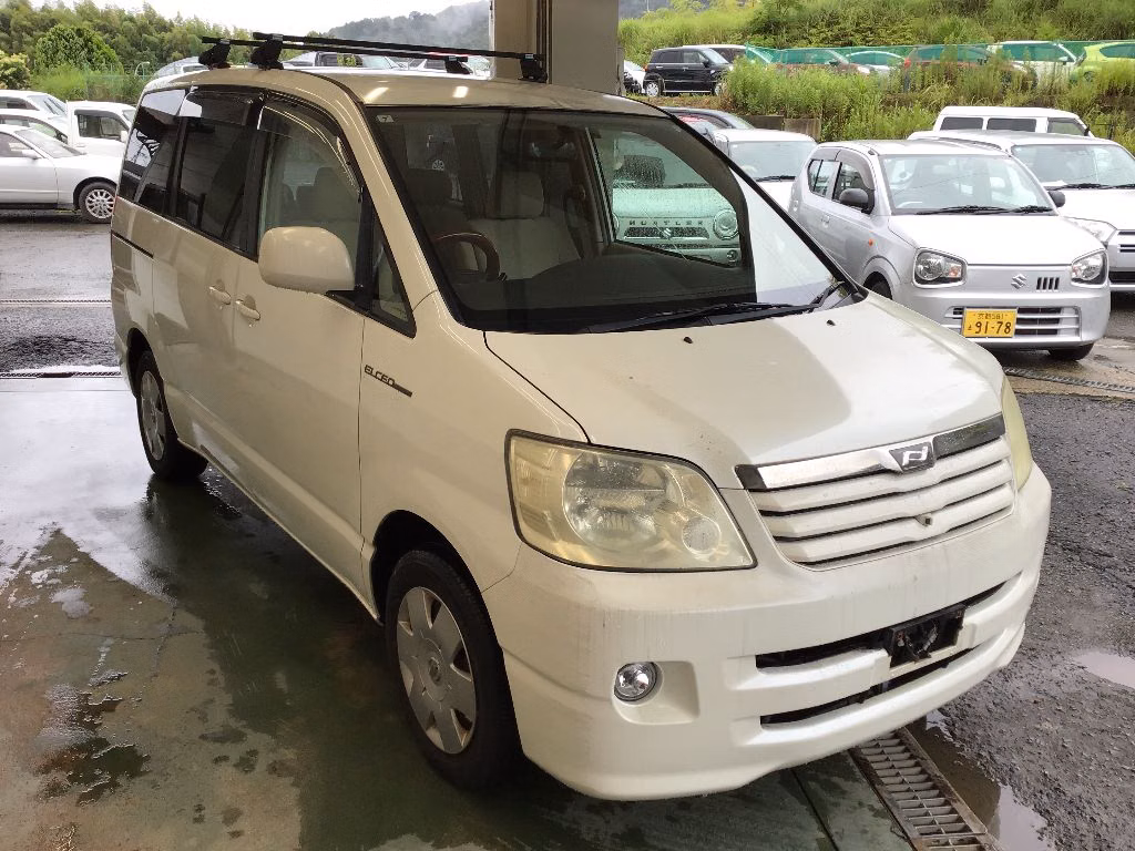 TOYOTA NOAH