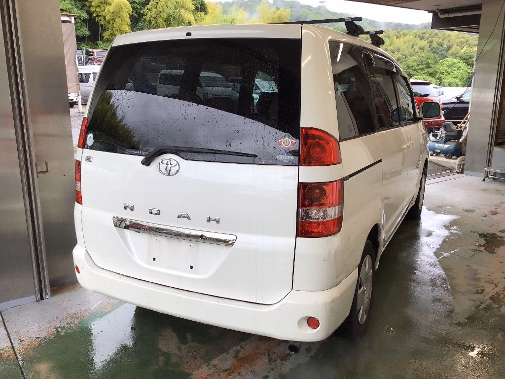 TOYOTA NOAH