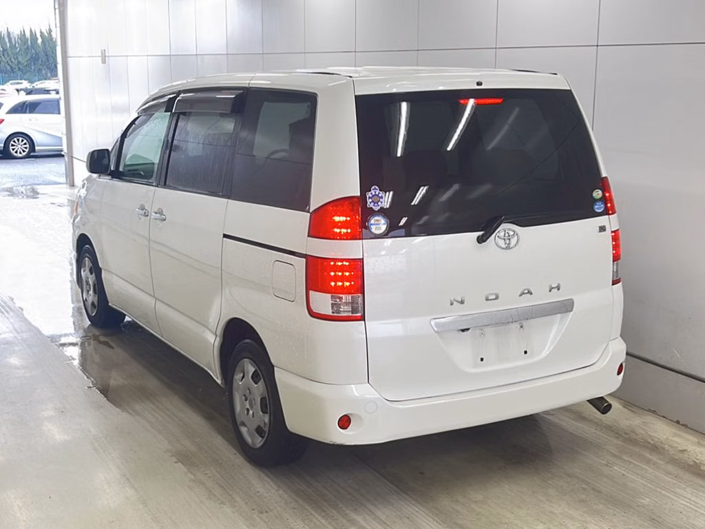 TOYOTA NOAH