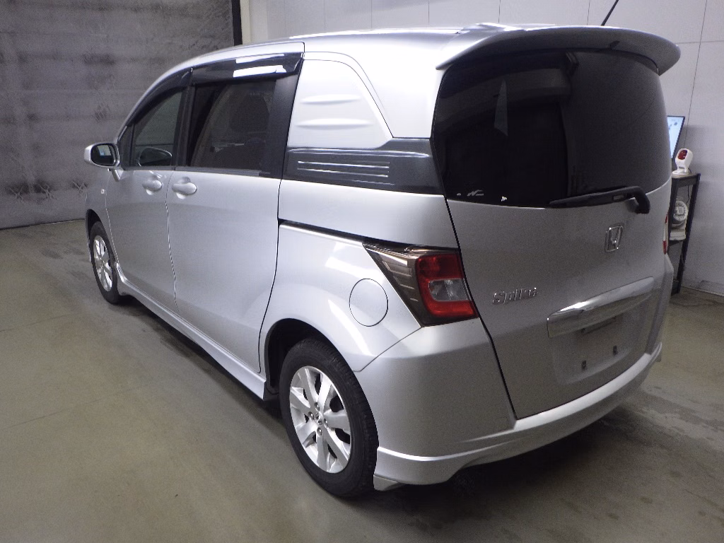 HONDA FREED SPIKE