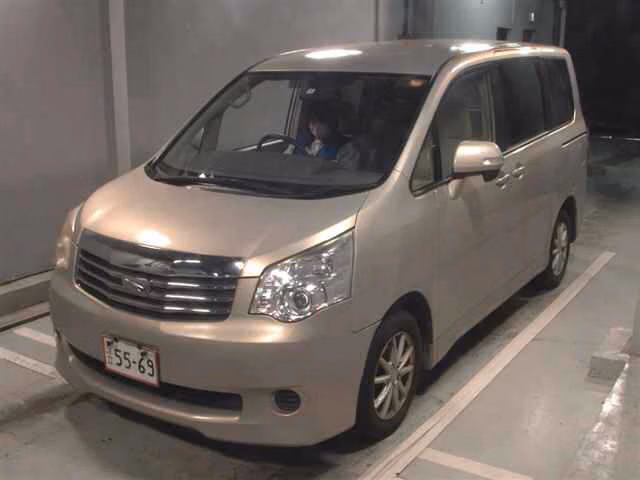 TOYOTA NOAH