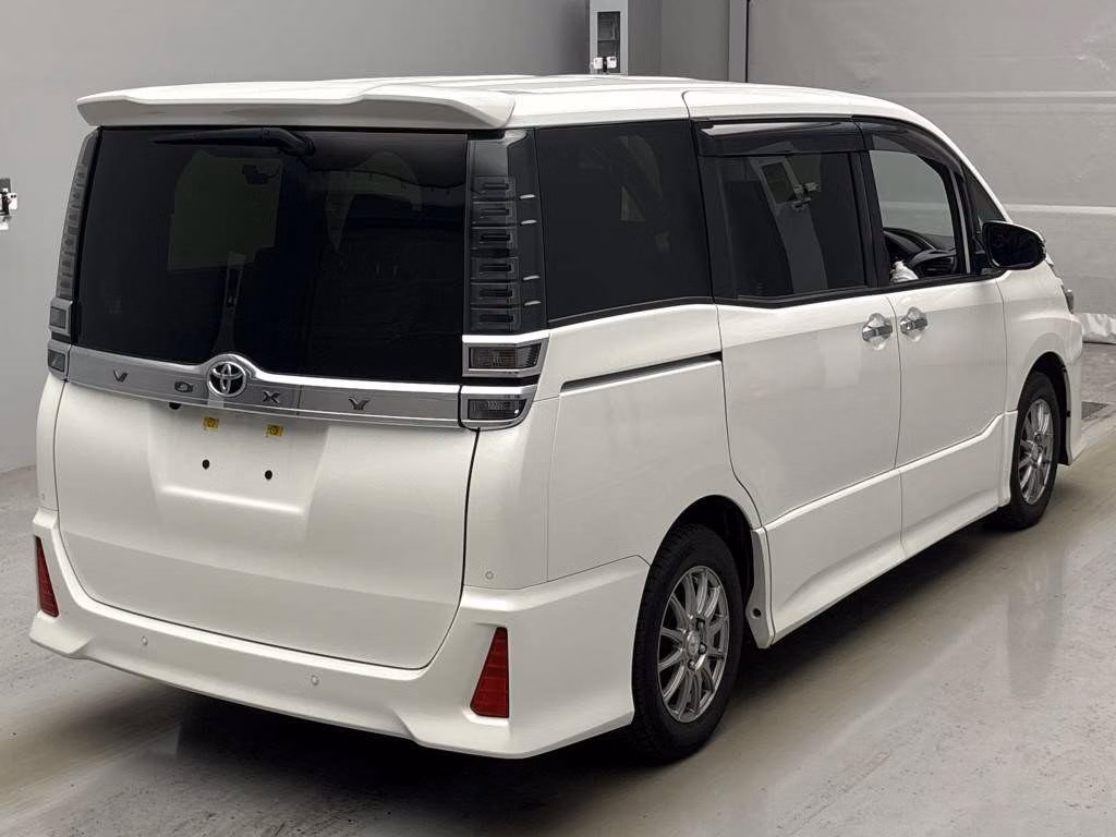 TOYOTA VOXY