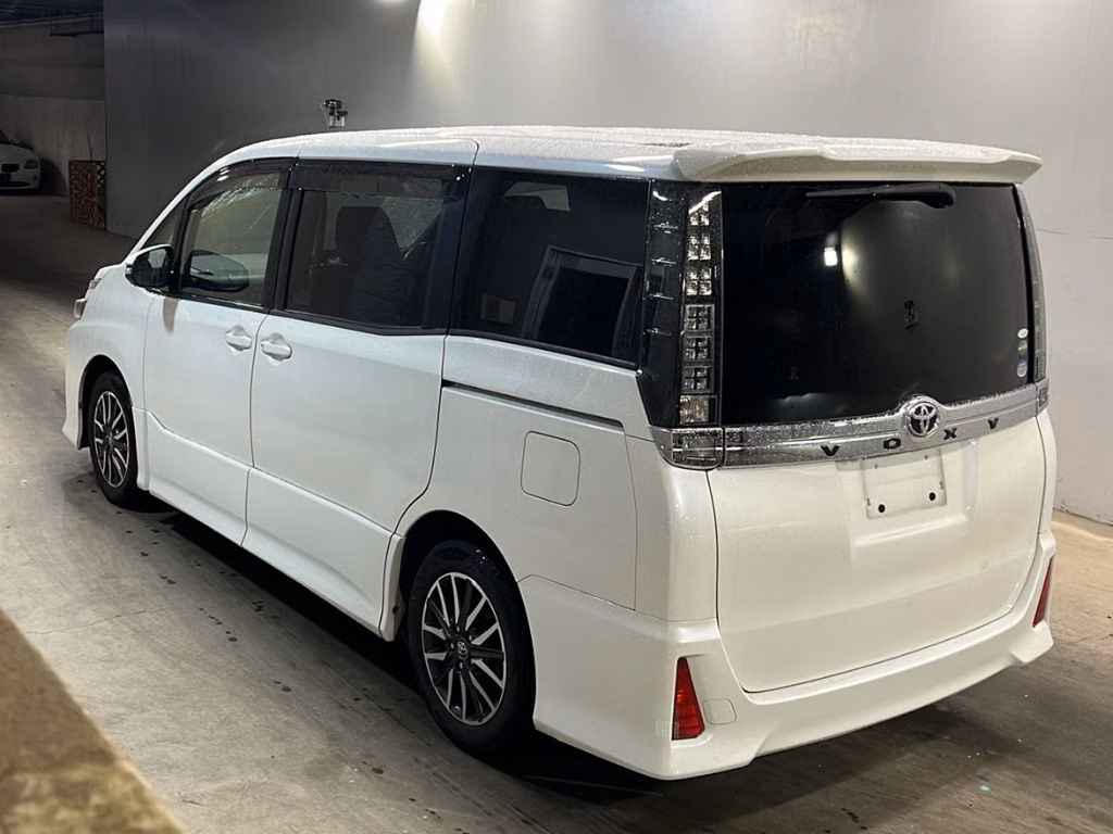 TOYOTA VOXY