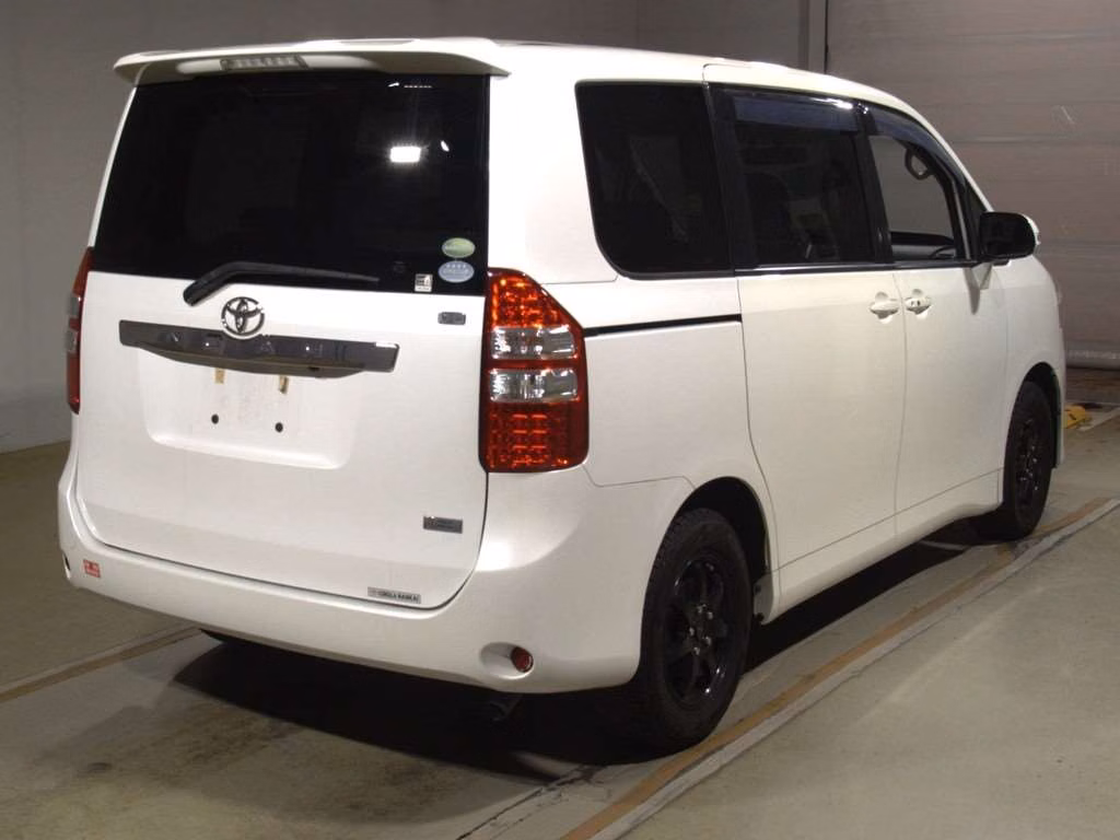 TOYOTA NOAH