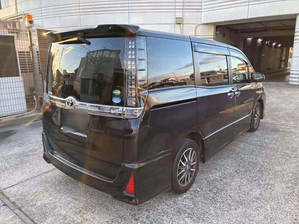TOYOTA VOXY