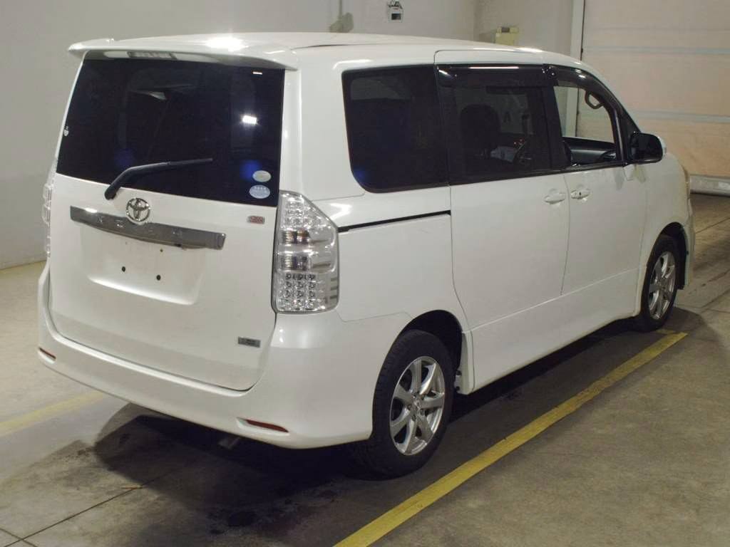 TOYOTA NOAH