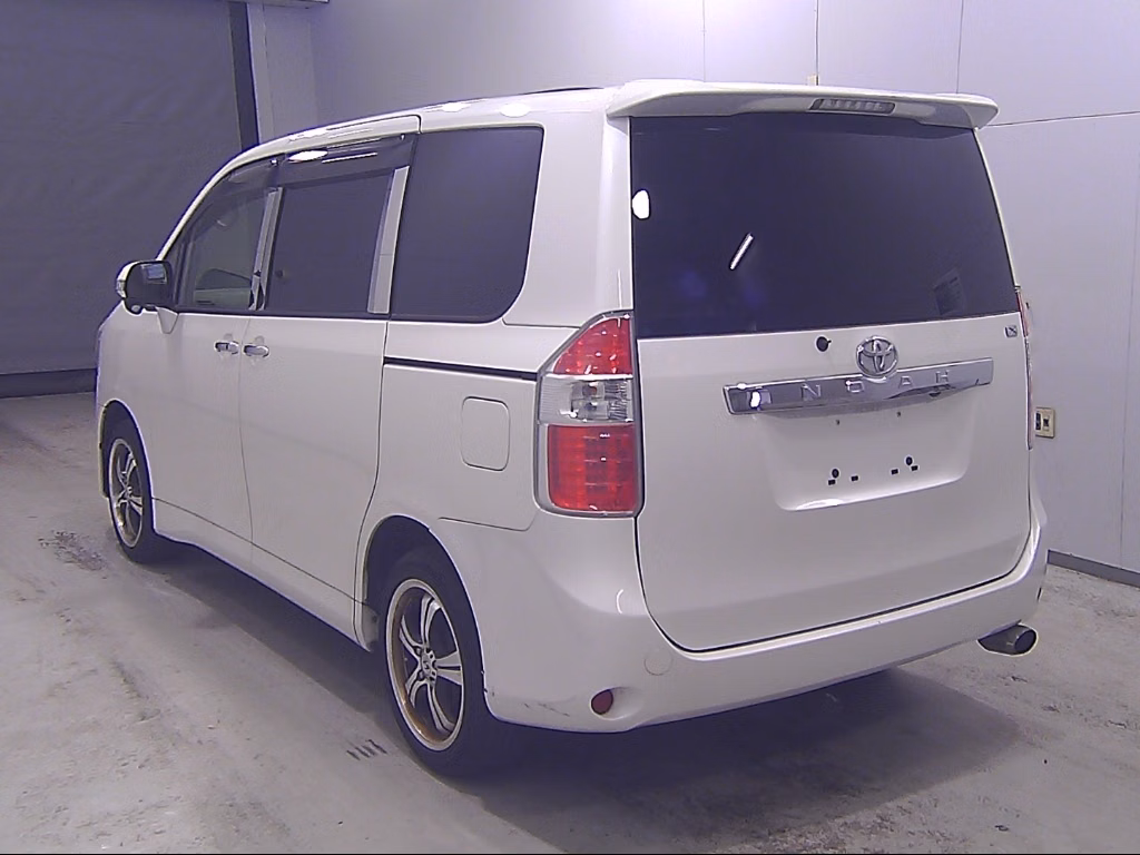 TOYOTA NOAH